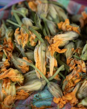 Meksika 'nın Oaxaca bölgesinde geleneksel kabak çiçeği quesadillas pişiriyorum..