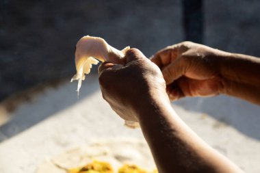 Meksika 'nın Oaxaca bölgesinde geleneksel kabak çiçeği quesadillas pişiriyorum..
