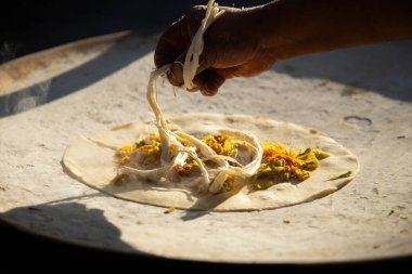 Meksika 'nın Oaxaca bölgesinde geleneksel kabak çiçeği quesadillas pişiriyorum..