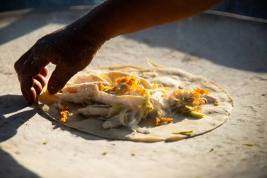 Meksika 'nın Oaxaca bölgesinde geleneksel kabak çiçeği quesadillas pişiriyorum..