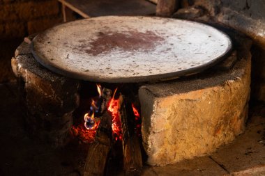 Meksika 'nın Oaxaca kentindeki bir sokak yemeği standında ateş ve odun ile çalışan geleneksel Meksika comalları..