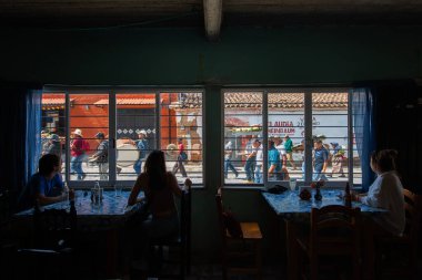 Teotitlan del Valle, Oaxaca / Meksika; 1 Ekim 2023: Oaxaca 'daki yerli bir topluluktan bir grup bir kasabanın sokaklarında defin törenini kutladı.