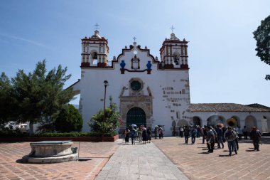 Teotitlan del Valle, Oaxaca / Meksika; 1 Ekim 2023: Oaxaca 'daki yerli bir topluluktan bir grup bir kasabanın sokaklarında defin törenini kutladı.