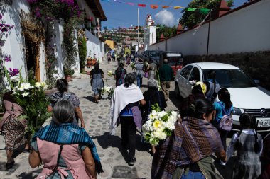 Teotitlan del Valle, Oaxaca / Meksika; 1 Ekim 2023: Oaxaca 'daki yerli bir topluluktan bir grup bir kasabanın sokaklarında defin törenini kutladı.