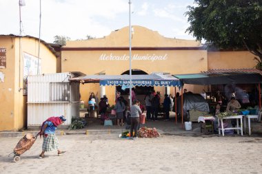 Teotitlan del Valle, Oaxaca Meksika; 1 Kasım 2024: Oaxaca Vadisi 'ndeki yerli bir topluluğun gıda pazarında atmosfer.