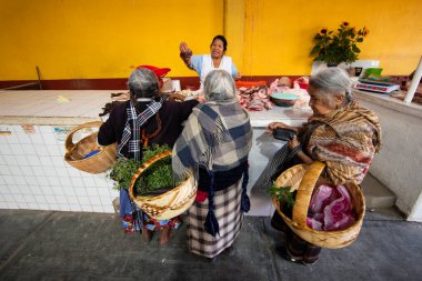 Teotitlan del Valle, Oaxaca Meksika; 1 Kasım 2024: Oaxaca Vadisi 'ndeki yerli bir topluluğun gıda pazarında atmosfer.