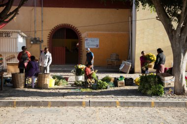 Teotitlan del Valle, Oaxaca Meksika; 1 Kasım 2024: Oaxaca Vadisi 'ndeki yerli bir topluluğun gıda pazarında atmosfer.