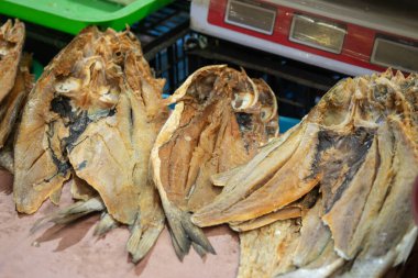 Meksika, Oaxaca 'da bir gıda pazarında kurutulmuş balık sergileniyor..