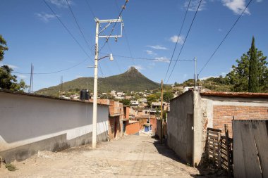 Teotitlan del Valle, Oaxaca Mexico; 1 Kasım 2024: Meksika 'nın Oaxaca Vadisi' ndeki bir yerli kasabasının sokakları ve binaları.
