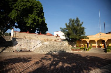 Teotitlan del Valle, Oaxaca Mexico; 1 Kasım 2024: Meksika 'nın Oaxaca Vadisi' ndeki bir yerli kasabasının sokakları ve binaları.