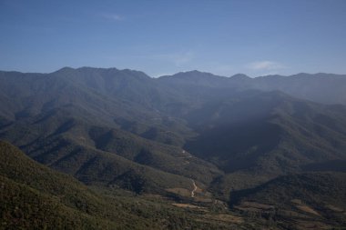 Meksika 'nın Oaxaca bölgesinin güney sierra' sındaki dağların ve bitkilerin manzarası..
