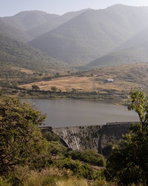 Teotitlan del Valle 'deki su barajı Meksika' daki Oaxaca 'nın güney Sierra' sına bakıyor..