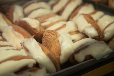 Oaxaca, Meksika; 1 Ocak 2025: Geleneksel tatlılar Oaxaca gıda pazarında empanadalar, kokadalar, mamonlar ile ayakta duruyor.