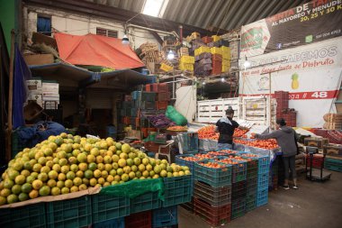 Oaxaca, Meksika; 1 Ocak 2025: Oaxaca Market Central de Abastos 'ta toptan meyve ve sebze tezgahları.