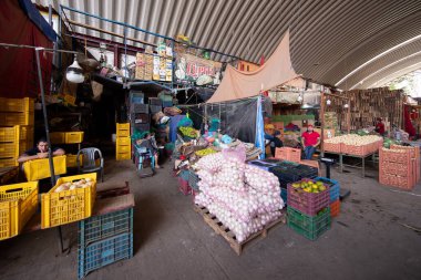 Oaxaca, Meksika; 1 Ocak 2025: Oaxaca Market Central de Abastos 'ta toptan meyve ve sebze tezgahları.