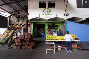 Oaxaca, Meksika; 1 Ocak 2025: Oaxaca Market Central de Abastos 'ta toptan meyve ve sebze tezgahları.