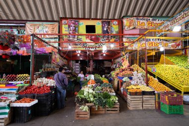 Oaxaca, Meksika; 1 Ocak 2025: Oaxaca Market Central de Abastos 'ta toptan meyve ve sebze tezgahları.