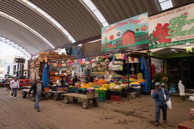 Oaxaca, Meksika; 1 Ocak 2025: Oaxaca Market Central de Abastos 'ta toptan meyve ve sebze tezgahları.