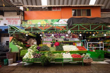 Oaxaca, Meksika; 1 Ocak 2025: Oaxaca Market Central de Abastos 'ta toptan meyve ve sebze tezgahları.
