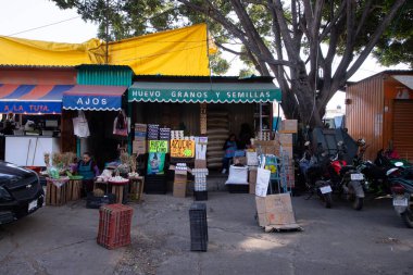 Oaxaca, Meksika; 1 Ocak 2025: Oaxaca Market Central de Abastos 'ta toptan meyve ve sebze tezgahları.