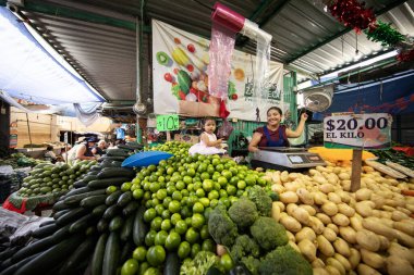 Oaxaca, Meksika; 1 Ocak 2025: Oaxaca gıda pazarında sebze, meyve ve restoran satışları.