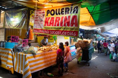 Oaxaca, Meksika; 1 Ocak 2025: Oaxaca gıda pazarında sebze, meyve ve restoran satışları.