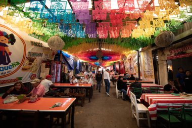 Oaxaca, Meksika; 1 Ocak 2025: Oaxaca gıda pazarında sebze, meyve ve restoran satışları.