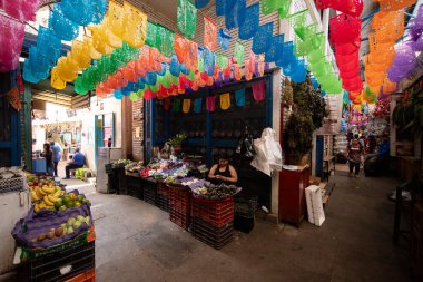 Oaxaca, Meksika; 1 Ocak 2025: Oaxaca gıda pazarında sebze, meyve ve restoran satışları.