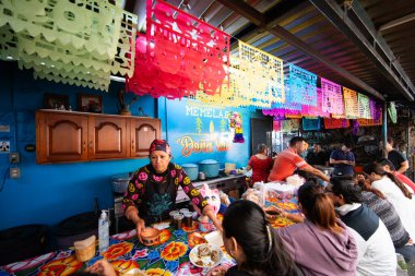 Oaxaca, Meksika; 1 Ocak 2025: Oaxaca gıda pazarında Doa Vale 'den kahvaltı ve memelita satan ünlü tezgah.