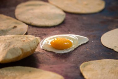 Oaxaca Merkez Abastos Pazarı 'nda yerel peynir, kurutulmuş domuz eti, yumurta ve acı sos ile memelalar pişiriyorum..