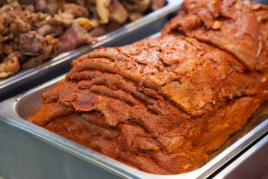Oaxaca 'dan Cecina. Meksika usulü domuz eti ya da Oaxaca 'dan alınmış sığır eti Meksika' daki bir gıda pazarında kasapta sergileniyor..