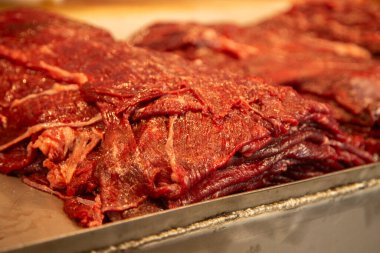 Oaxaca 'dan Cecina. Meksika usulü domuz eti ya da Oaxaca 'dan alınmış sığır eti Meksika' daki bir gıda pazarında kasapta sergileniyor..