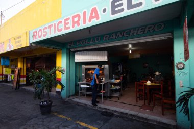 Oaxaca, Meksika; 1 Ocak 2025: Kentin gıda pazarında Oaxaca 'dan alınmış et, sucuk ve bölgesel et satan kasap dükkanları.