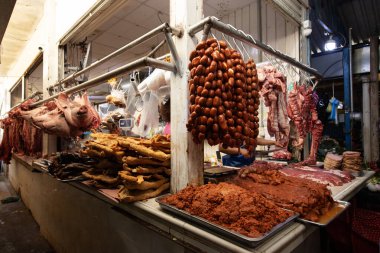 Oaxaca, Meksika; 1 Ocak 2025: Kentin gıda pazarında Oaxaca 'dan alınmış et, sucuk ve bölgesel et satan kasap dükkanları.