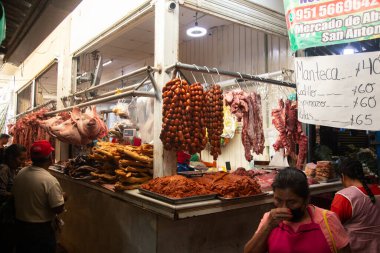 Oaxaca, Meksika; 1 Ocak 2025: Kentin gıda pazarında Oaxaca 'dan alınmış et, sucuk ve bölgesel et satan kasap dükkanları.