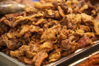 Meksika, Oaxaca 'daki Abastos pazarındaki bir kasapta kızarmış domuz kızartması..