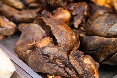 Meksika, Oaxaca 'daki Abastos pazarındaki bir kasapta işkembe ve iç organlar..