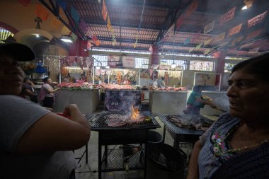 Tlacolula, Meksika; 1 Ocak 2025: Tlacolula, Oaxaca 'daki renkli yerli pazarında tedarikçi tezgahları ve pazar atmosferi.