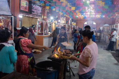 Tlacolula, Meksika; 1 Ocak 2025: Tlacolula, Oaxaca 'daki renkli yerli pazarında tedarikçi tezgahları ve pazar atmosferi.