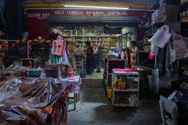 Tlacolula, Meksika; 1 Ocak 2025: Tlacolula, Oaxaca 'daki renkli yerli pazarında tedarikçi tezgahları ve pazar atmosferi.