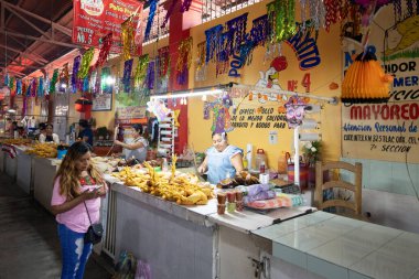 Tlacolula, Meksika; 1 Ocak 2025: Tlacolula, Oaxaca 'daki renkli yerli pazarında tedarikçi tezgahları ve pazar atmosferi.