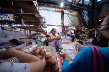 Tlacolula, Meksika; 1 Ocak 2025: Tlacolula, Oaxaca 'daki renkli yerli pazarında tedarikçi tezgahları ve pazar atmosferi.