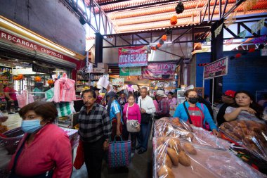 Tlacolula, Meksika; 1 Ocak 2025: Tlacolula, Oaxaca 'daki renkli yerli pazarında tedarikçi tezgahları ve pazar atmosferi.