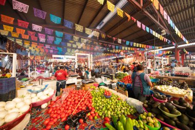 Tlacolula, Meksika; 1 Ocak 2025: Tlacolula, Oaxaca 'daki renkli yerli pazarında tedarikçi tezgahları ve pazar atmosferi.