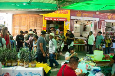 Tlacolula, Meksika; 1 Ocak 2025: Tlacolula, Oaxaca 'daki renkli yerli pazarında tedarikçi tezgahları ve pazar atmosferi.