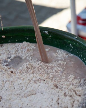 Pozol, mısır hamurundan yapılan geleneksel bir Meksika içeceğidir. Düzenli olarak kakao içerir ve mayalanabilir..