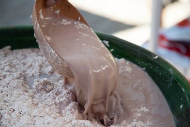 Pozol, mısır hamurundan yapılan geleneksel bir Meksika içeceğidir. Düzenli olarak kakao içerir ve mayalanabilir..