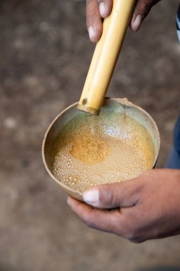 Perlado de Mezcal. Mezcal ustaları, yaratılan kabarcıklara bakarak Mezcal 'ın alkol yüzdesini hesaplar.