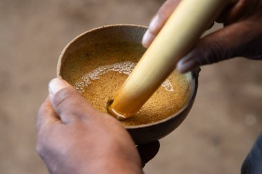 Perlado de Mezcal. Mezcal ustaları, yaratılan kabarcıklara bakarak Mezcal 'ın alkol yüzdesini hesaplar.