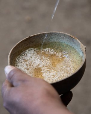 Perlado de Mezcal. Mezcal ustaları, yaratılan kabarcıklara bakarak Mezcal 'ın alkol yüzdesini hesaplar.